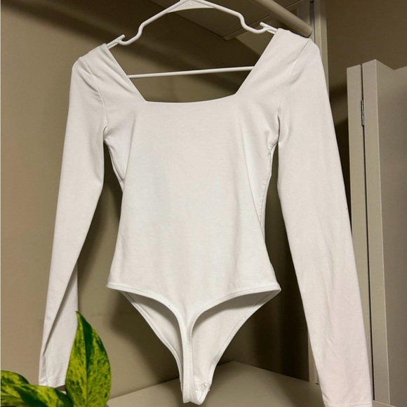 Aritzia Babaton Contour Long Sleeved Square Neck Bodysuit - Picture 2 of 3